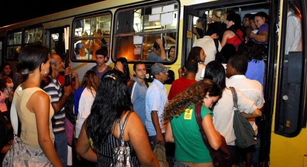 Passageiros tentando entrar em ônibus do transcol