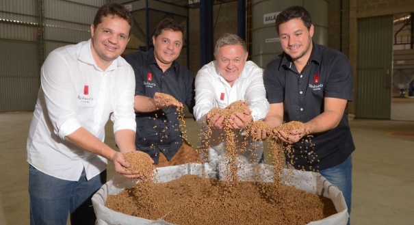  Da esquerda para a direita: Stenio, Thiago , Adauto (pai) e Jonas Orletti trabalham com a produção e a torra de café