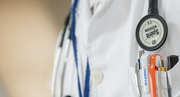 O governo federal vai suspender por cinco anos a criação de cursos de Medicina no País