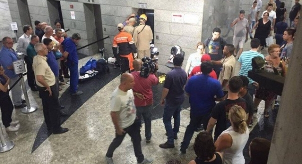 Elevador despenca em edifício no Centro do Rio 