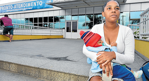 Samara Ambrósio, 19 anos, não consegue marcar uma consulta para o filho, Arthur, de 9 meses,  no posto de saúde de Santa Bárbara, em Cariacica 