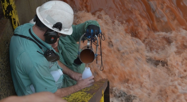 Técnicos do Iema estiveram no ponto onde ocorreu um vazamento de minério de ferro, na Vale, para coletar amostras para análise