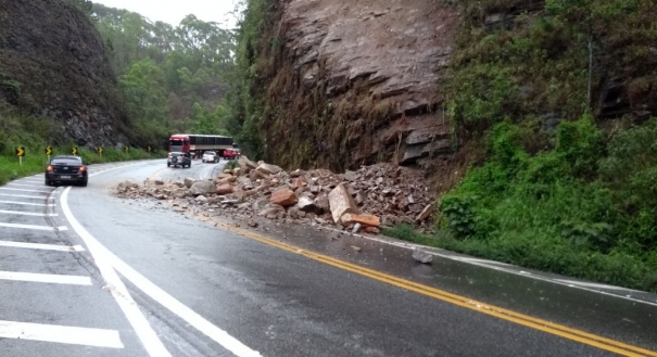 BR-262, próximo a Pedra Azul, deslizamento de terra interrompe via