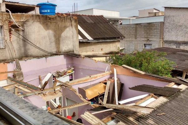Três pessoas ficam feridas durante temporal em Linhares. As casas das vítimas foram atingidas por uma parede do imóvel dos fundos, derrubada com a ventania