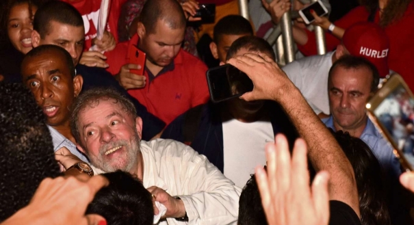 Apoiadores de Lula aproveitaram para fazer selfies