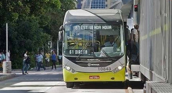 Mulher é morta por falar alto e acordar passageira que dormia em ônibus