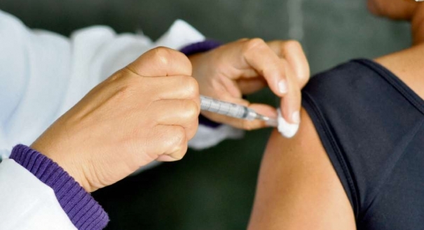 Mulher recebe vacina: farmácias poderão fazer até campanha de vacinação