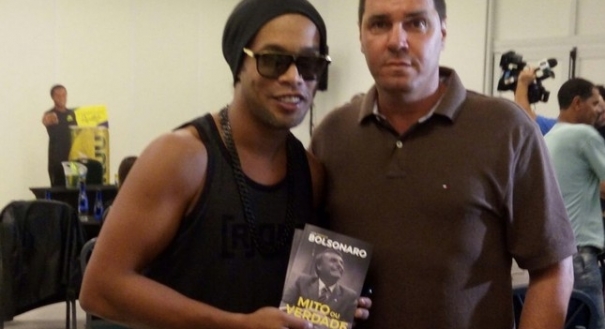 Ronaldinho e vice do Patriota, Gutemberg Fonseca, posam com livro de Bolsonaro