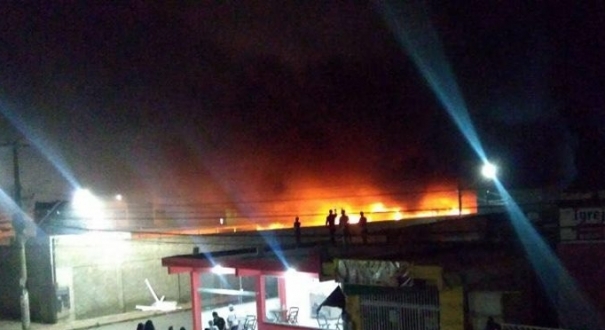 Imagem de incêndio na garagem da Viação Melhorim, na Serra