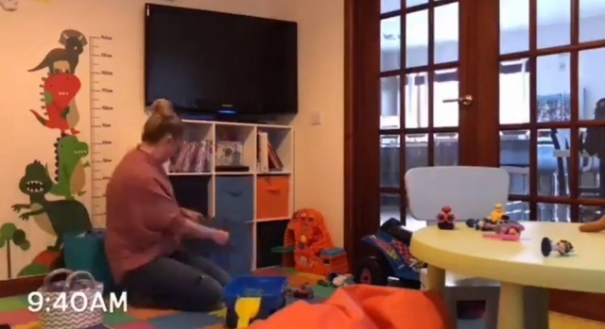 Gemma Chalmers gravou um time lapse do seu dia como mãe
