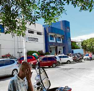 Carros estacionados nas calçadas em frente à delegacia da Praia do Morro, na Rua Josias Ceruti, em Guarapari, atrapalham o tráfego de pessoas e também de carros