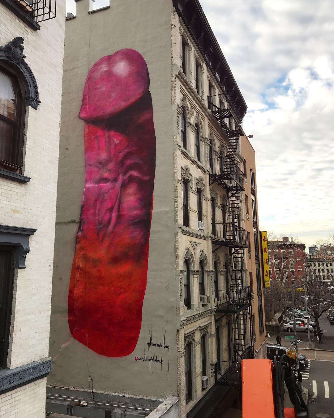 Mural com um pênis gigante pontado num edifício em Nova York pintada pela artista plástica sueca Carolina Falkholt