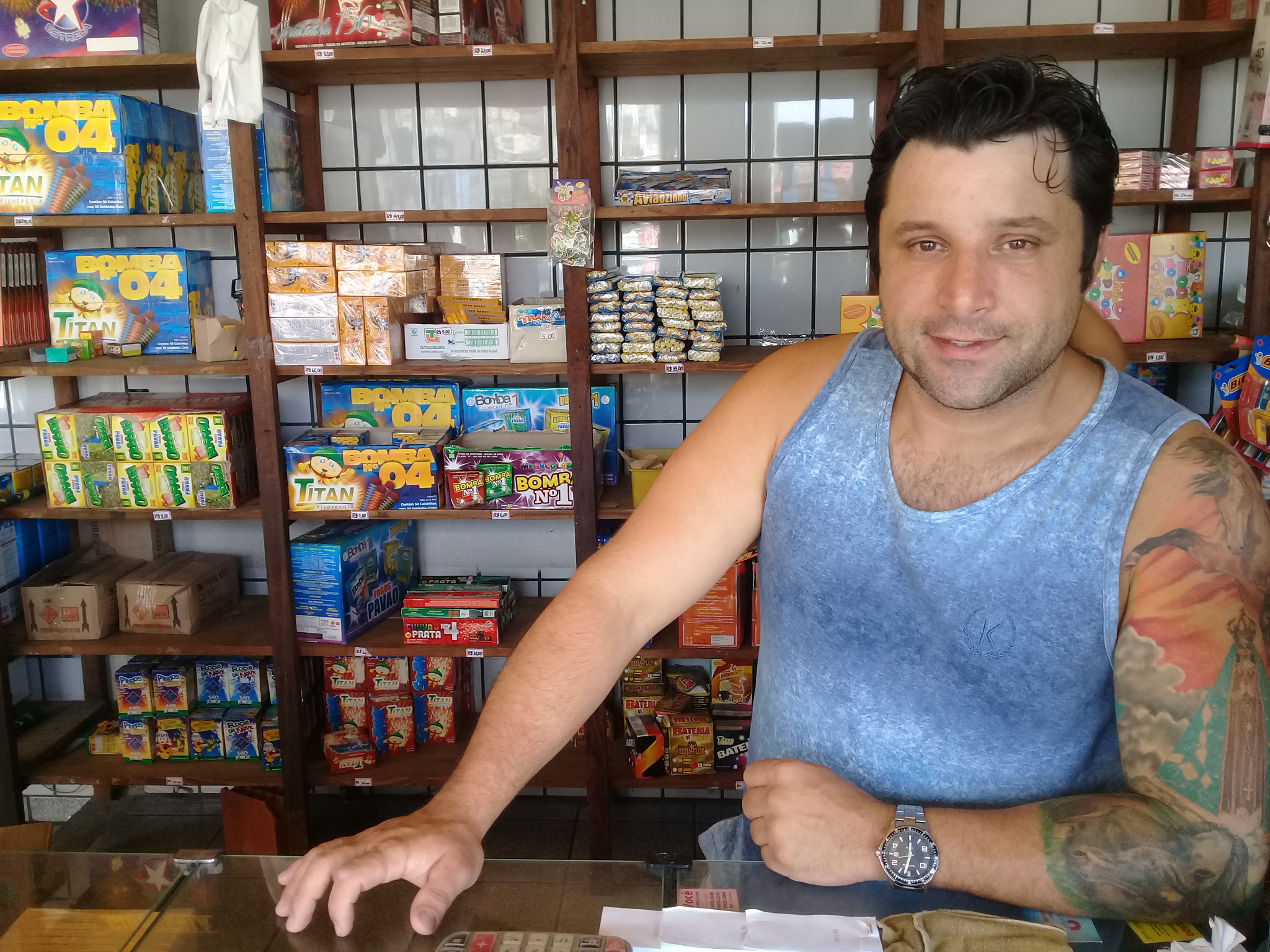 O vendedor Wanderson Santana contou que, na loja onde trabalha, as vendas cresceram 100% em dezembro. Crédito: Caíque Verli | CBN 