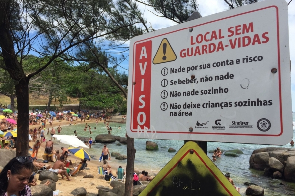 Placa alerta para perigo na Praia Secreta, em Vila Velha