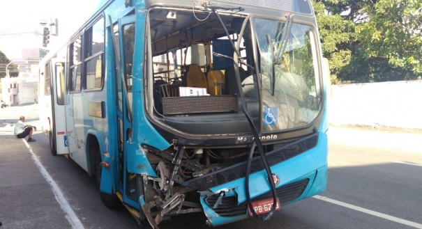 Uma passageira ficou ferida em um acidente próximo ao Terminal de Vila Velha, na manhã deste domingo (31)