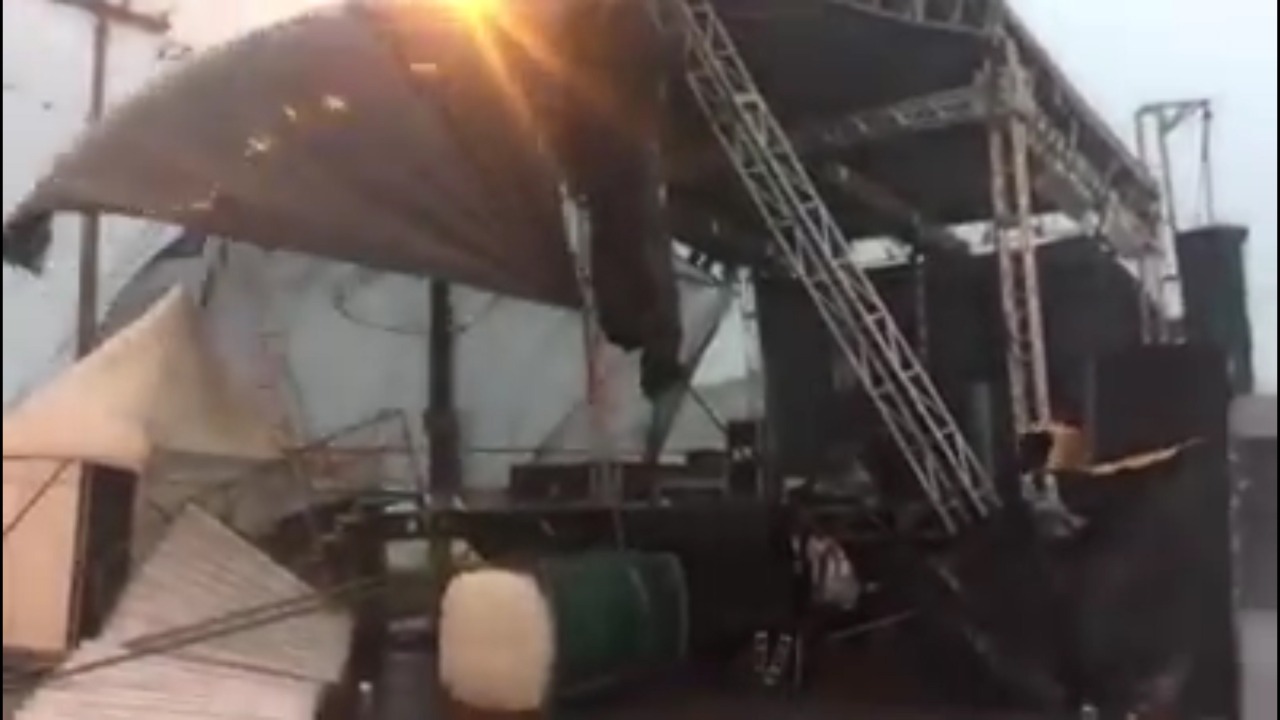 Chuva forte destrói palco de réveillon na Praia Central de Marataízes . Crédito: Reprodução