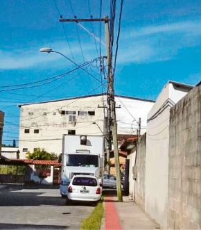 O poste na Rua Laura Loureiro das Neves, no bairro Muquiçaba, está inclinado