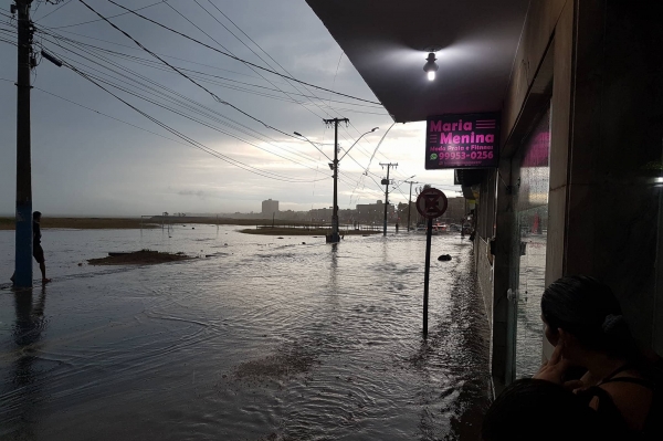 Chuva forte alaga ruas de Marataízes no último dia de 2017