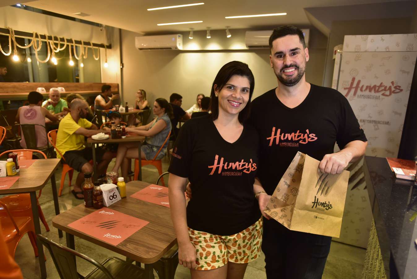 Guilherme Real e Lilian Tessaro abriram a Huntys Hamburgueria há quatro meses. Para se destacar, buscaram um bairro com pouca concorrência, investiram no conceito da casa e criaram molhos especiais. Crédito: Marcelo Prest