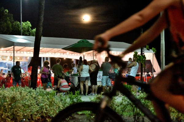 Pessoas que estavam em quiosques na Praia de Camburi, em Vitória, aproveitaram para admirar a lua nesta terça-feira (2)