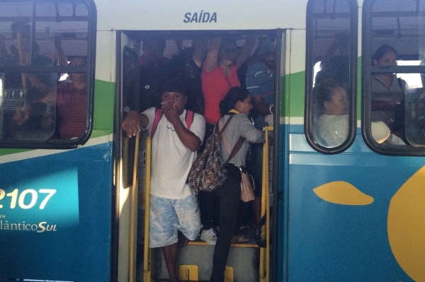 Transcol lotado na manhã desta terça-feira 