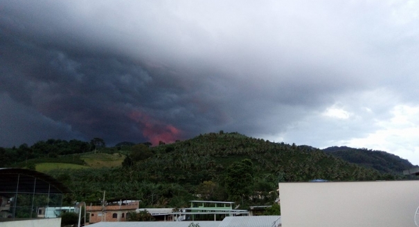 Internauta registra tempo fechado em Bom Destino, Iconha, no fim da tarde desta terça-feira (02)