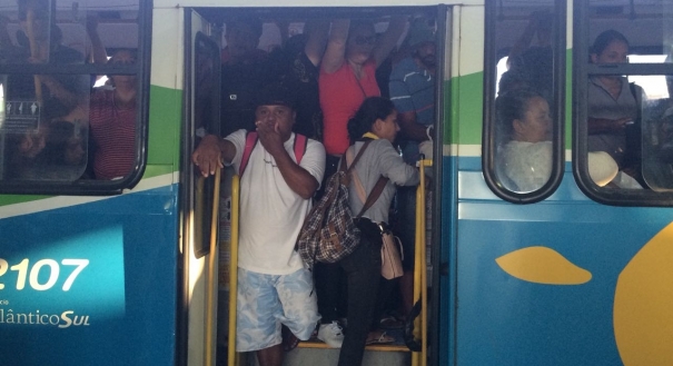Transcol lotado: um problema frequente relatado por passageiros
