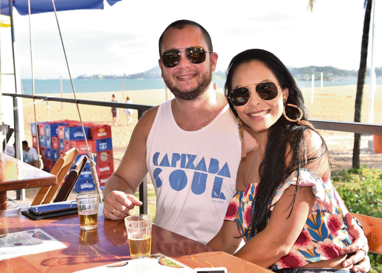 Gil Vieira e Max Nascimento são casados e aproveitaram o final de tarde em um dos quiosques da orla de Camburi, em Vitória . Crédito: Fernando Madeira