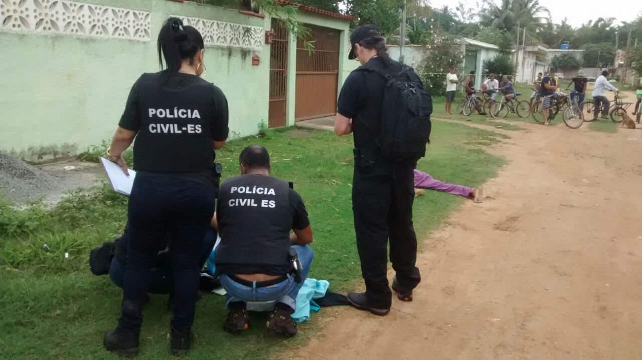 Policiais civis fazem a perícia em homicídio ocorrido na Serra, o município mais violento do Estado no ano passado. Crédito: Gazeta Online