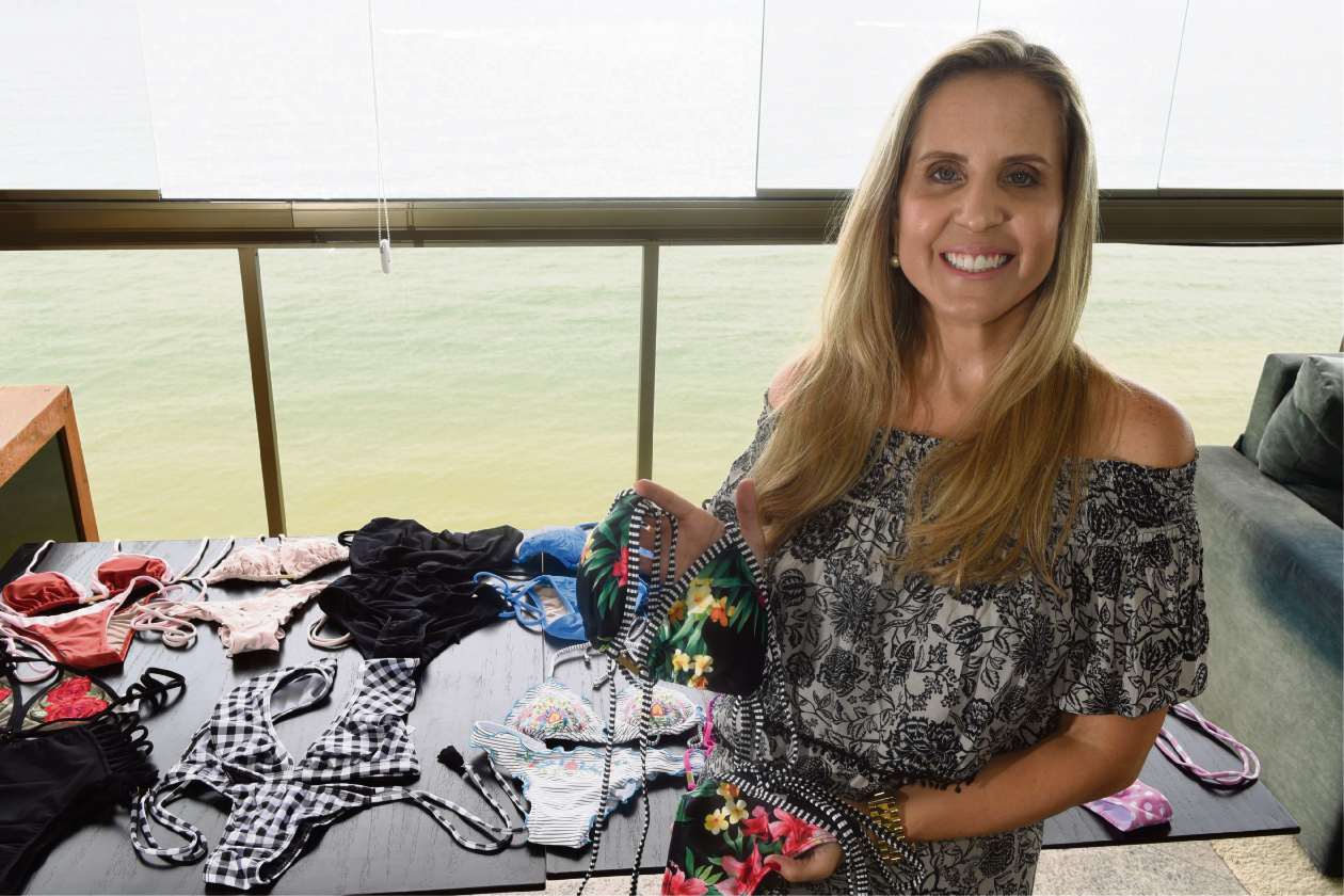 Roberta Reis de Carvalho tem uma coleção de biquínis. Crédito: Carlos Alberto Silva