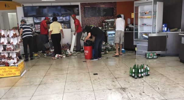 Carro invade posto de combustível em Itapõa, Vila Velha