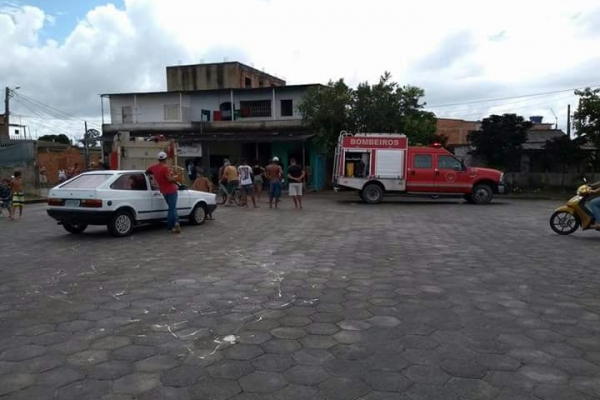 Morador coloca fogo dentro de casa e incêndio atinge padaria em bairro de Linhares