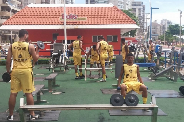 Jogadores do Tupy treinam em academia popular em Vila Velha