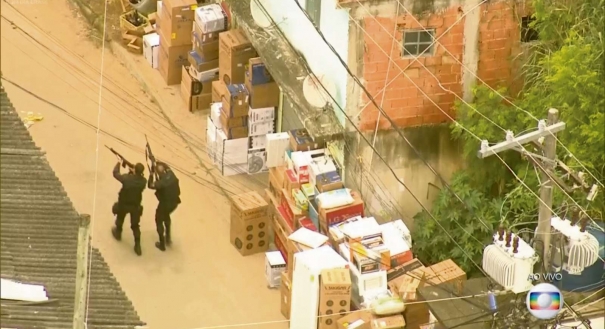 Caixas de mercadorias roubadas foram flagradas pelo helicóptero da TV Globo, ontem pela manhã, no meio de uma rua do Morro Camarista Meier, na Zona Norte do Rio, enquanto policiais buscavam criminosos