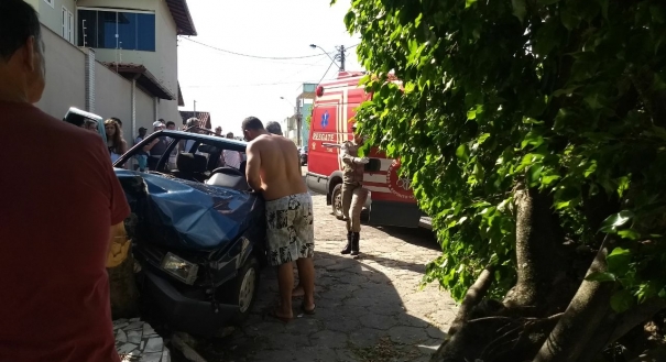 Idoso fica ferido após bater carro em árvore, em Vila Velha 