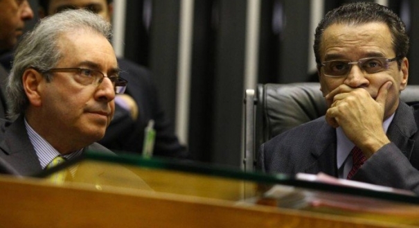 Eduardo Cunha e Henrique Alves conversam durante sessão da Câmara dos Deputados.