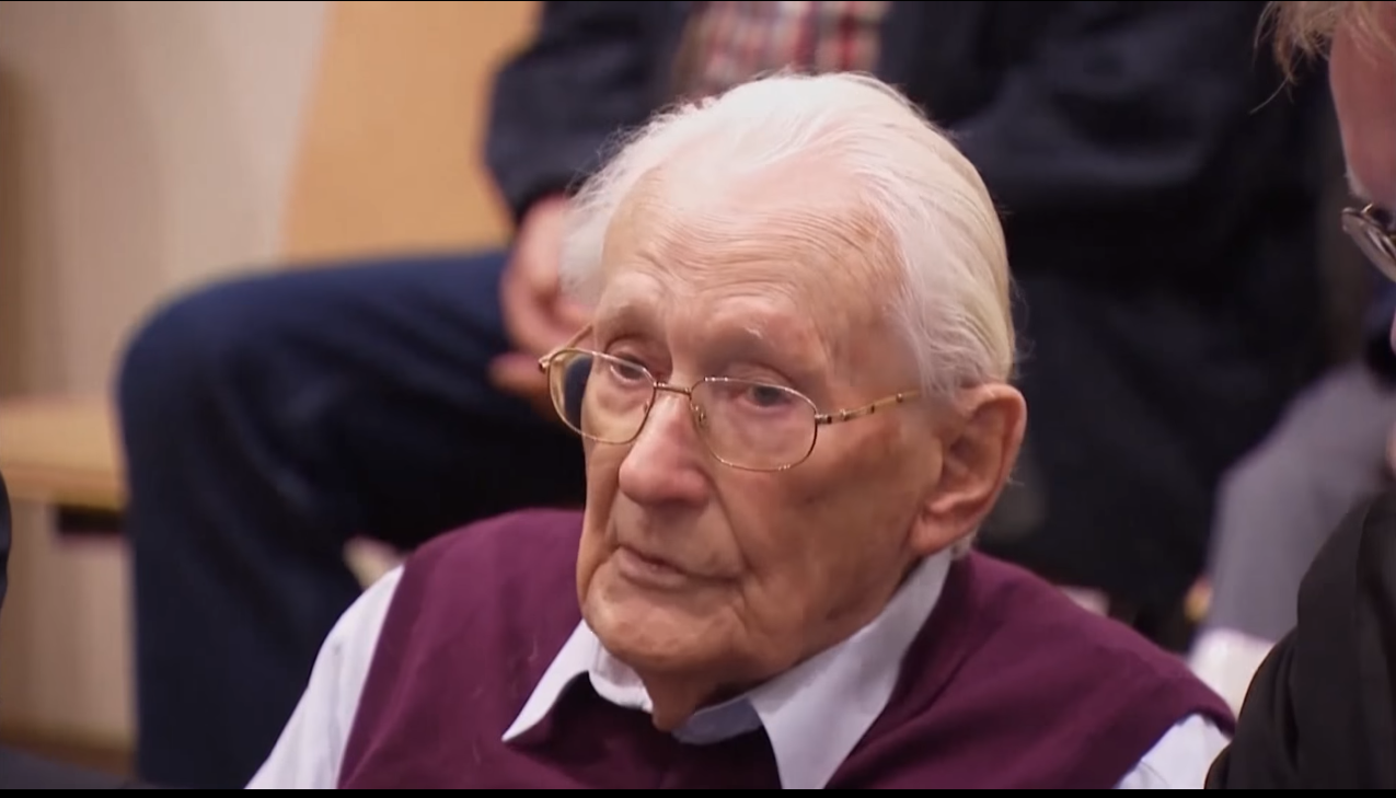 Oskar Groening, conhecido como "contador de Auschwitz", durante julgamento em Lueneburg, na Alemanha, em 2015. Crédito: Reprodução/YouTube