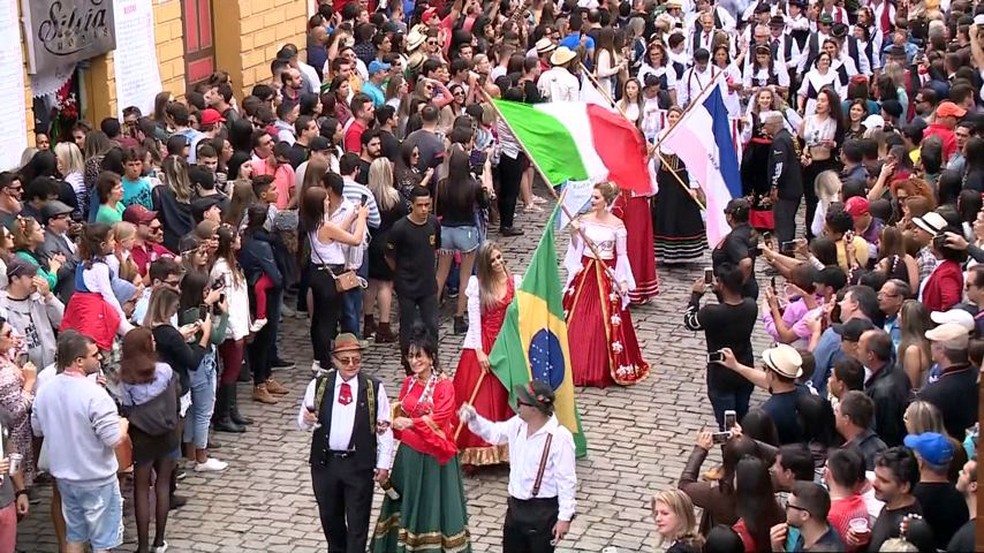 Desfile de descendentes de italianos em Santa Teresa, cidade pioneira da imigração italiana no Brasil, segundo decreto presidencial. . Crédito: Gazeta Online
