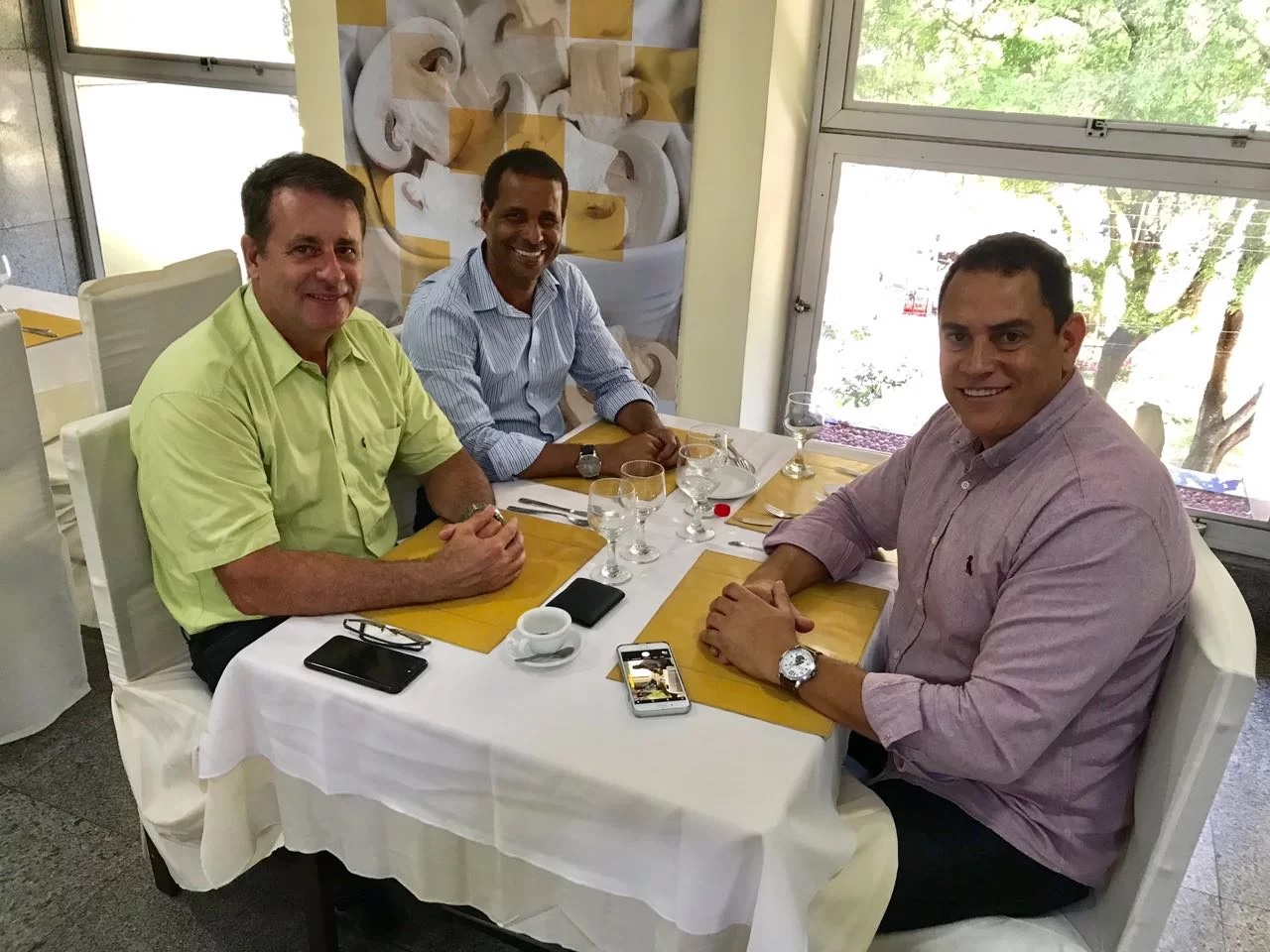 Luciano Rezende, Juninho e Da Vitória reunidos em hotel de Vitória para discutir filiação do último ao PPS. Crédito: Divulgação | Juninho