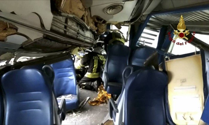 Foto fornecida pelos bombeiros mostra o trabalho de resgate em um vagão do trem que descarrilou nas proximidades de Milão, na Itália