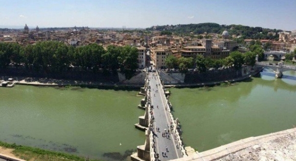 O Rio Tibre, em Roma, próximo ao Castelo Sant'Angelo 