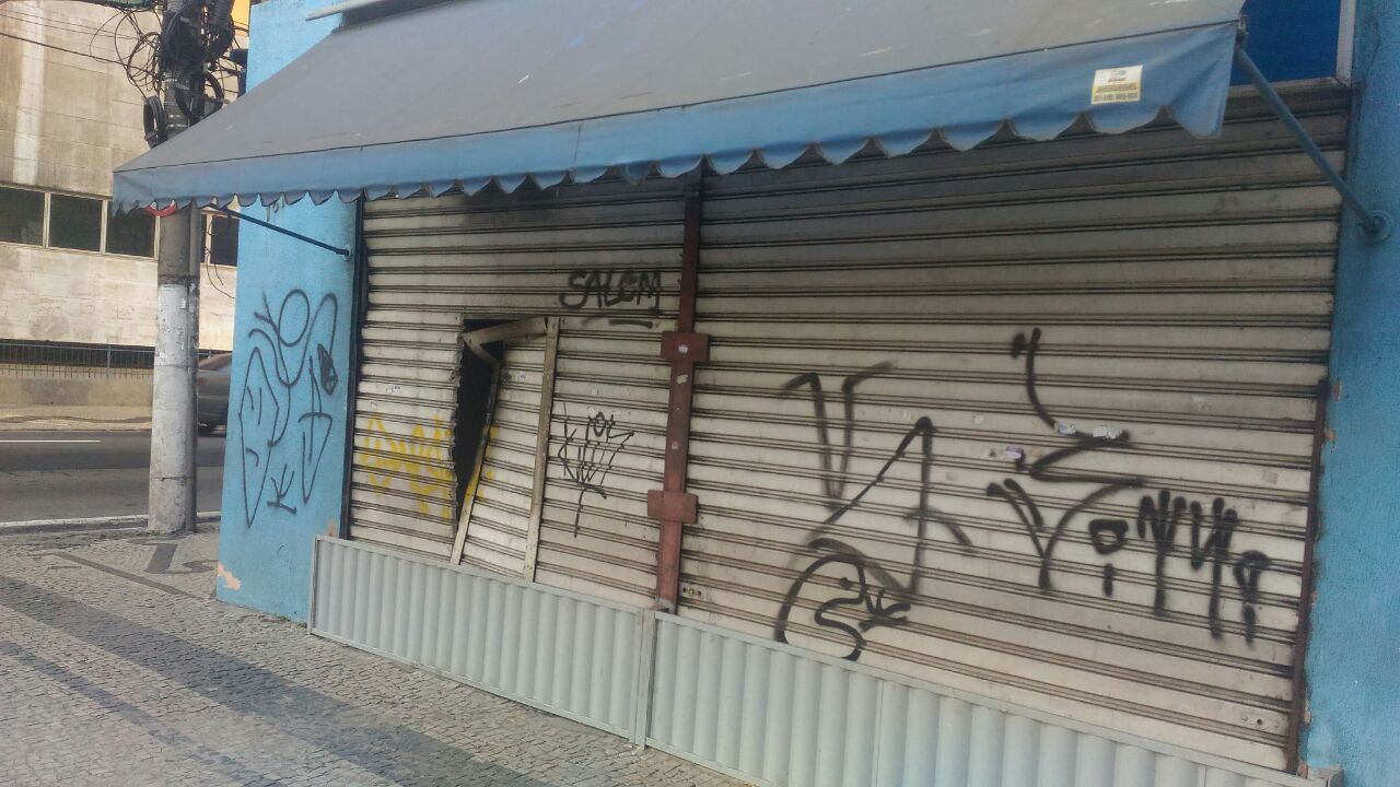 Loja de eletrodomésticos que fica no Centro de Vitória, é arrombada na noite deste domingo (28). Crédito: Eduardo Dias