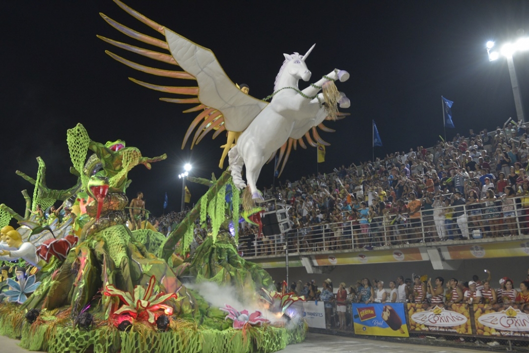 Escola de samba Unidos da Piedade no Carnaval de Vitória 2018. Crédito: Fabio Vicentini