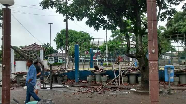 Telhado da quadra de bocha em Cobilândia, Vila Velha, desabou após chuva . Crédito: Divulgação Internet