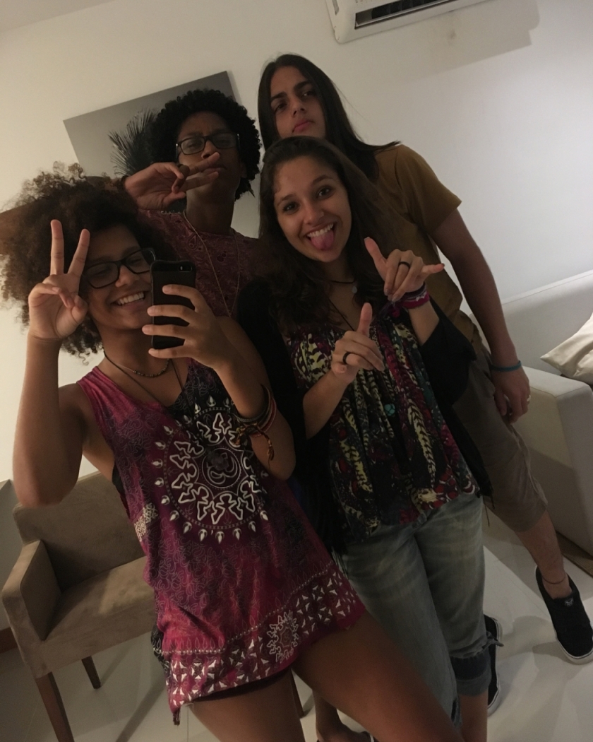 Claudia também reuniu amigos em casa para comemorarem a aprovação dela no programa. Crédito: Reprodução/Instagram @claudiazntt