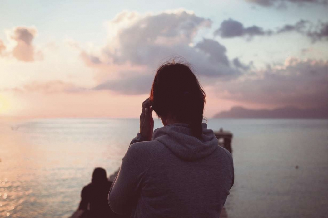 Por trás de uma foto bonita na praia, postada nas rede sociais, nem sempre há de fato felicidade. Crédito: Pixabay