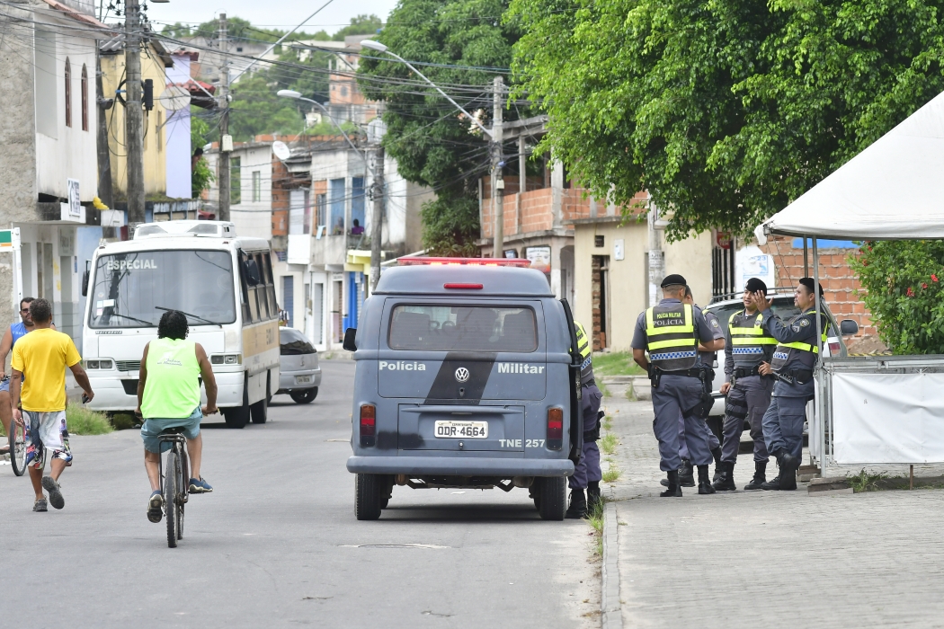 Policiamento no bairro Central Carapina, na Serra. Crédito: Bernardo Coutinho 