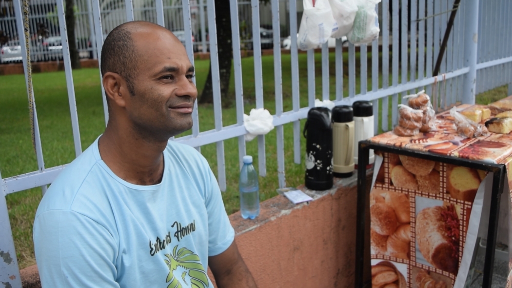 O pedreiro Valdeci Pereira faz e vende pães, bolos na Avenida Cesar Hilal. Crédito: João Paulo Rocetti