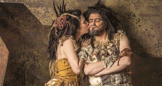 Maria Clara Gueiros e Guilherme Piva na peça "A Invenção do Amor". Crédito: Lucio Luna / Divulgação