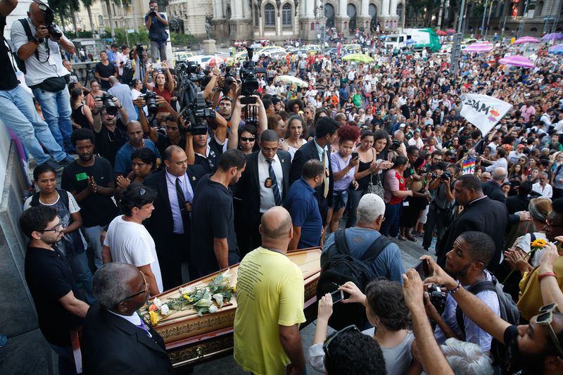 Rio de Janeiro - O corpo da vereadora Marielle Franco e do motorista Anderson Gomes deixa Câmara do Rio sob aplausos e pedidos por justiça (Fernando Frazão/Agência Brasil). Crédito: Fernando Frazão/Agência Brasil